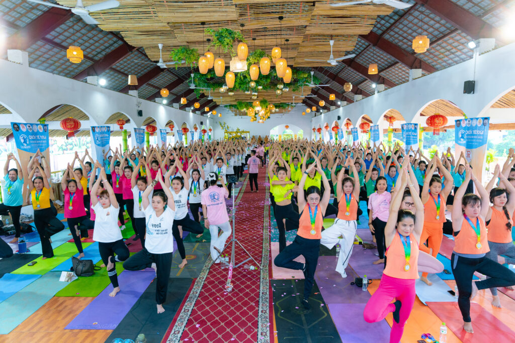 Tư thế cái cây - Quốc tế Yoga tỉnh Phú Yên