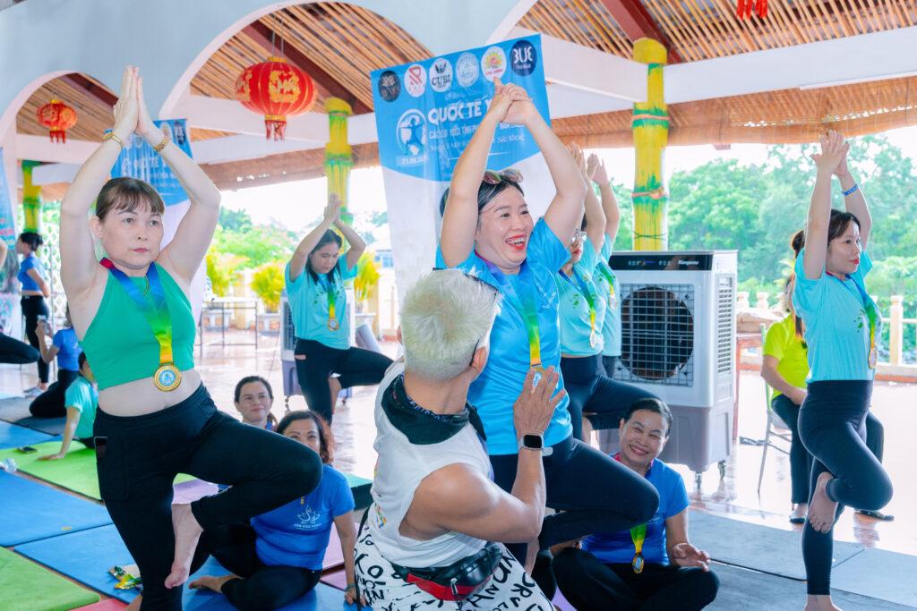 Tư thế cái cây - Quốc tế Yoga tỉnh Phú Yên